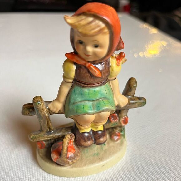 Beautiful Goebel JUST RESTING Figurine #112/1 1938 Girl Sitting on Fence